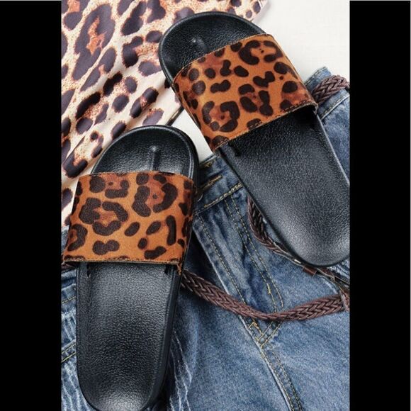 Leopard printed flat sandals  - Picture 3 of 6